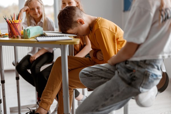 Élève isolé et moqué en classe : harcèlement scolaire
